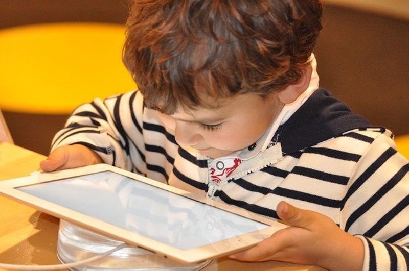 Effets de l’exposition des enfants et des jeunes aux écrans : de l’usage excessif à la dépendance