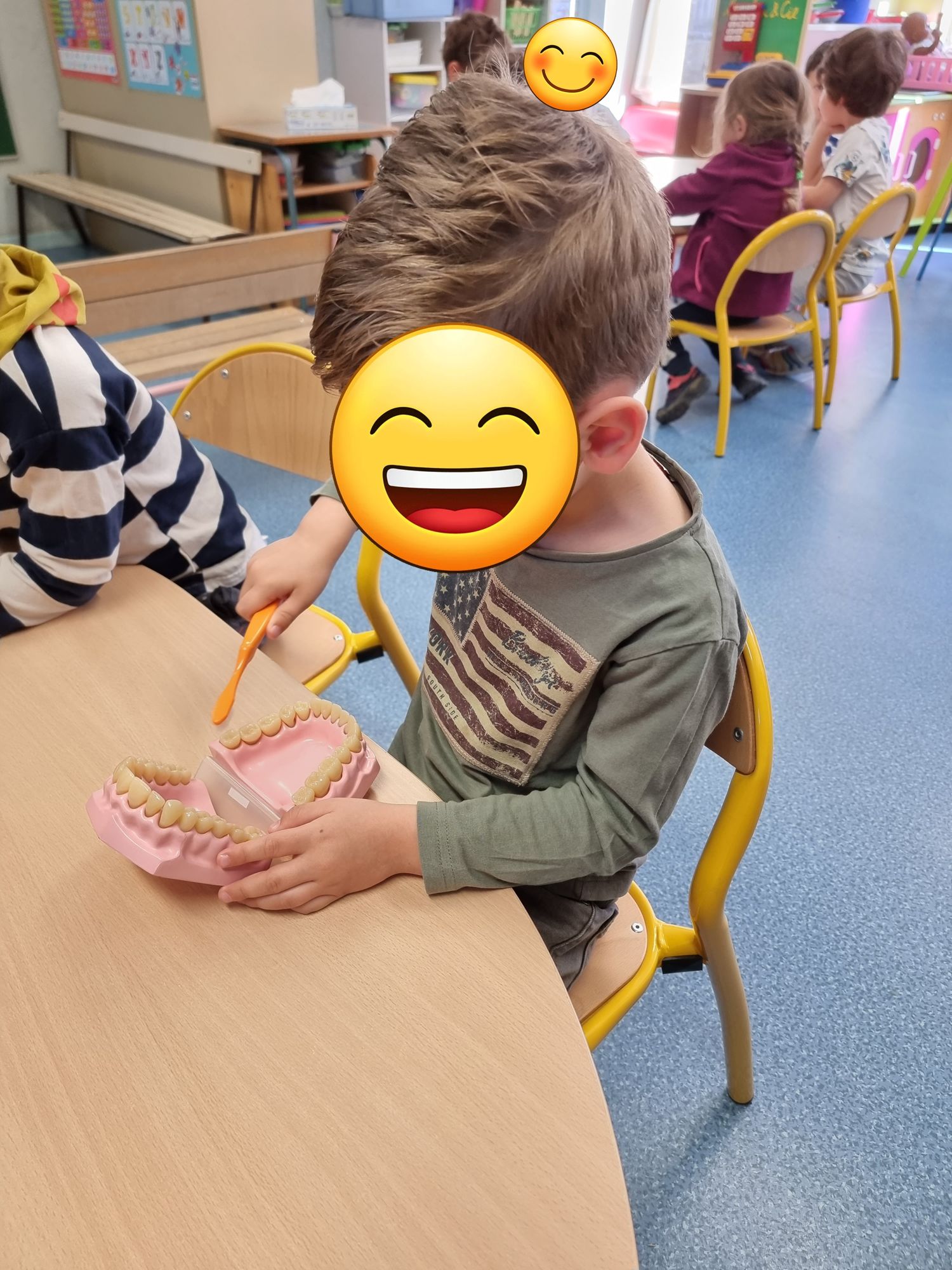 Enfant qui brosse mâchoire 